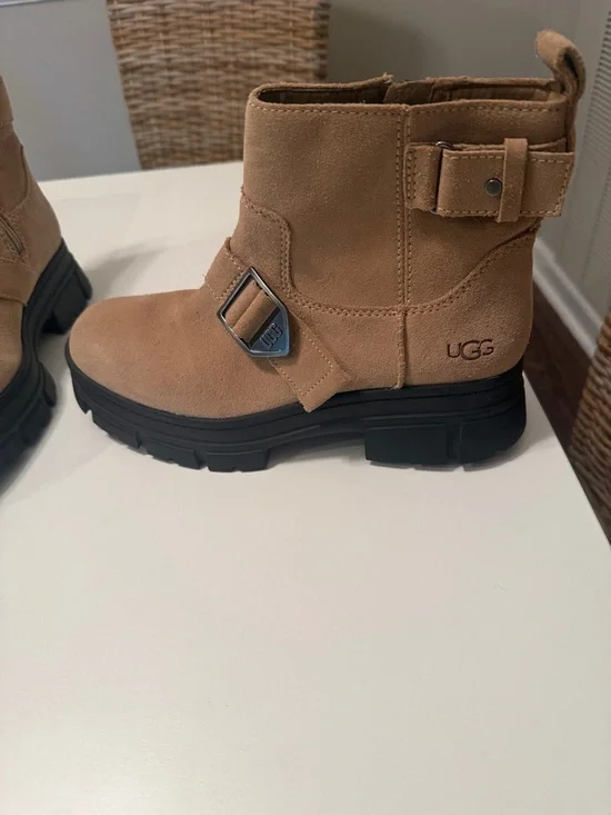 UGG Ashton short Suede Lug Sole Ankle Booties in San size 9 EUC - Picture 3 of 13